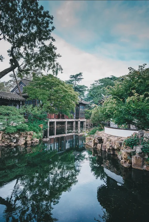 Humble Administrator's Garden: the central pond with a stone bridge, willows and pavilions