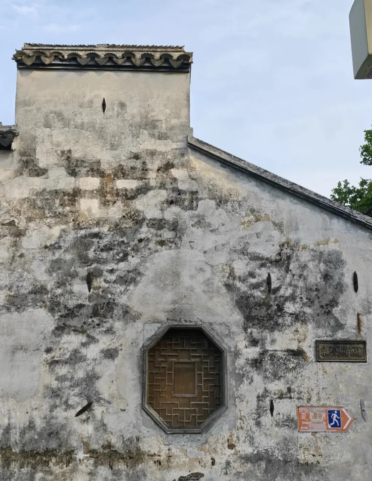 White wall and hexagonal window on a Pingjiang side lane